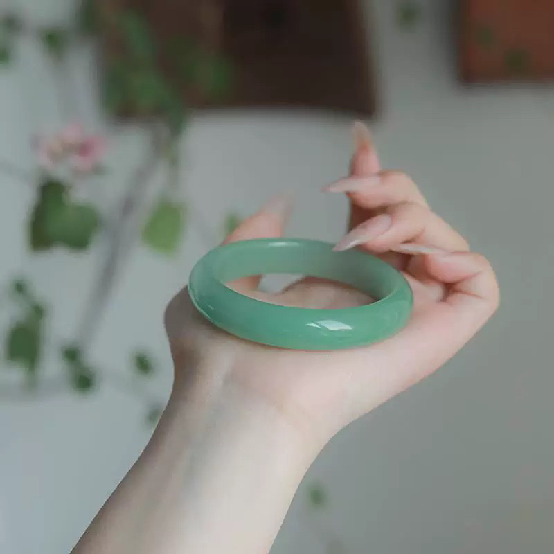 "湖水绿菠菜绿"54-55圈口东陵玉油润时尚百搭手镯气质仙女