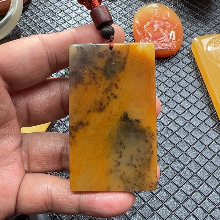 石英质玉（黄龙玉）颈饰未镶嵌