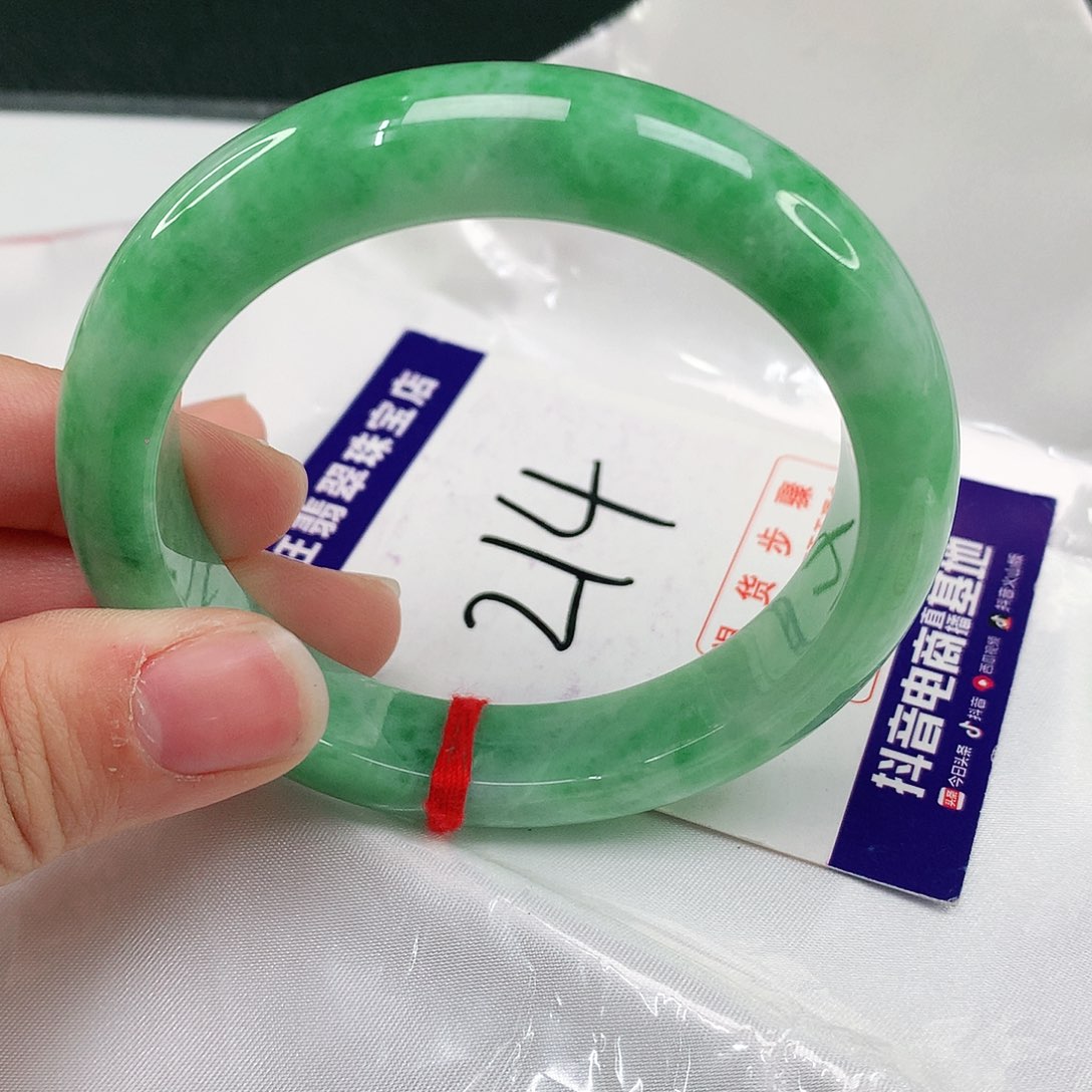 翡翠手镯未镶嵌翡翠