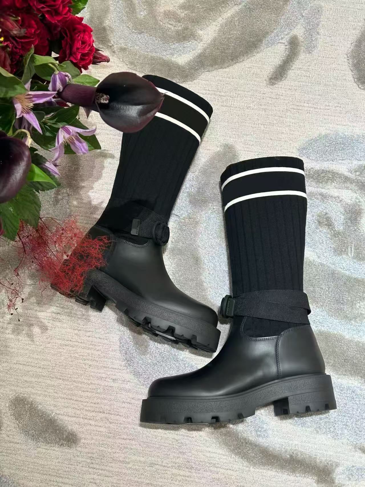 2025新款马丁靴拼接真皮刺绣百搭休闲中筒针织袜靴 M888