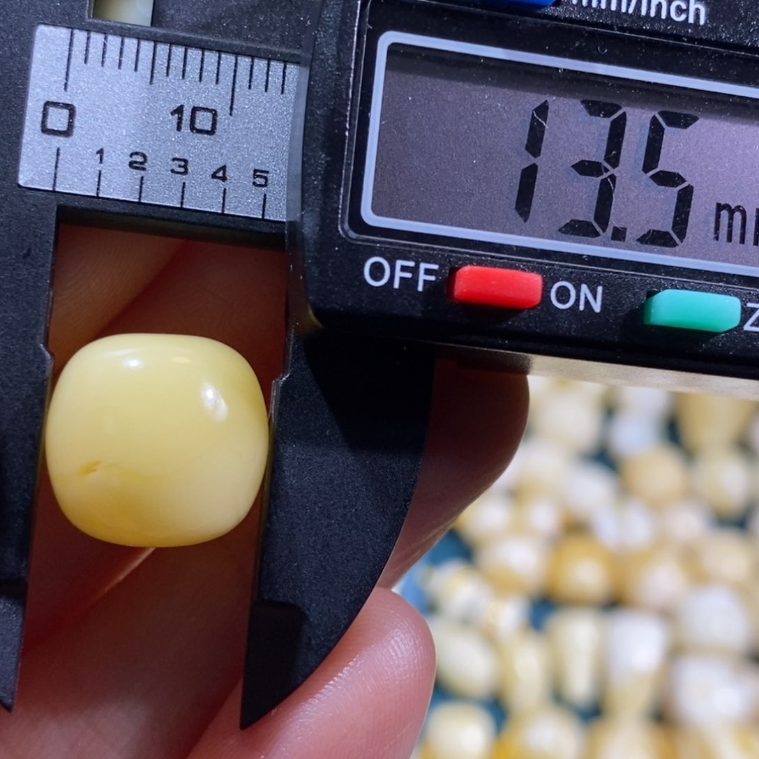 蜜蜡裸石未镶嵌配饰