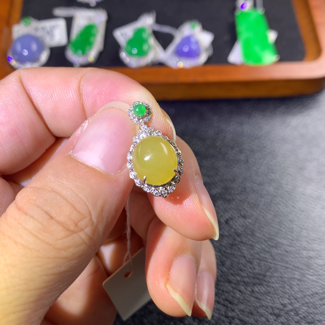 翡翠18K金镶嵌颈饰翡翠