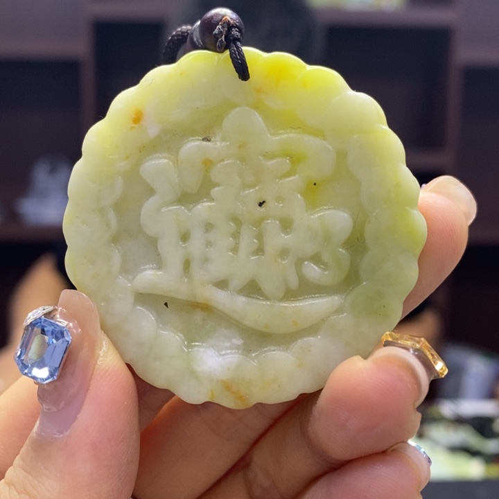 蛇纹石玉未镶嵌颈饰