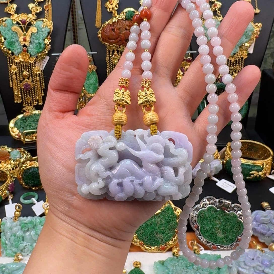 翡翠未镶嵌颈饰九尾吊坠 炸价