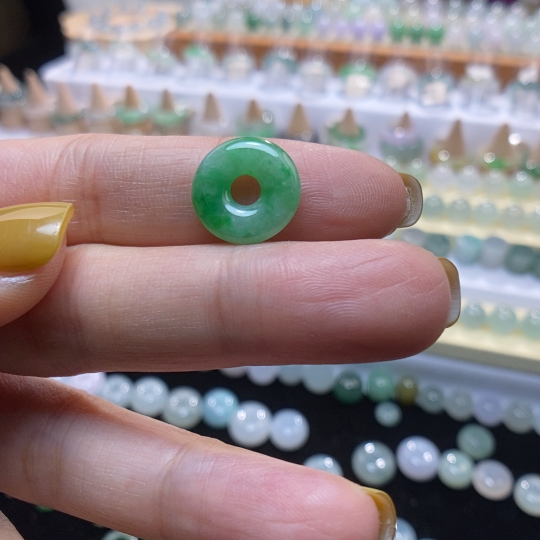 翡翠未镶嵌戒指飘绿不退换