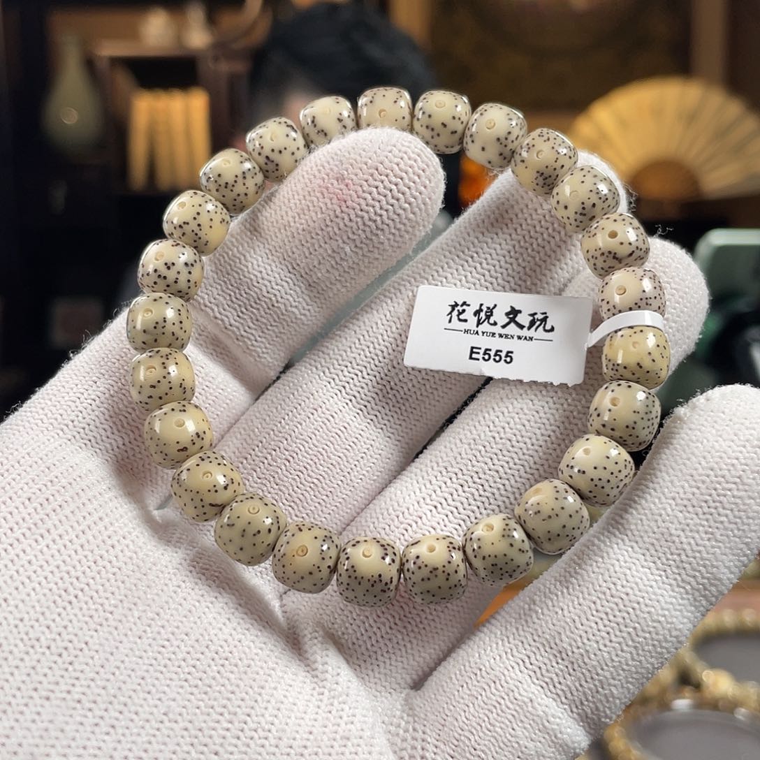 手串星月菩提9x8 石玉料月留白针尖星 E555