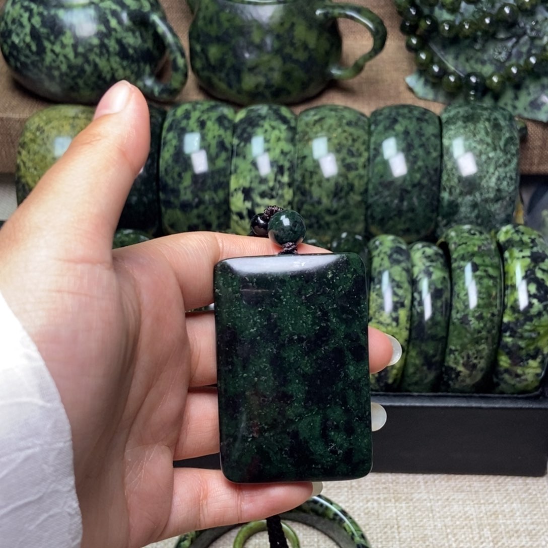 蛇纹石玉未镶嵌颈饰忘***平微瑕