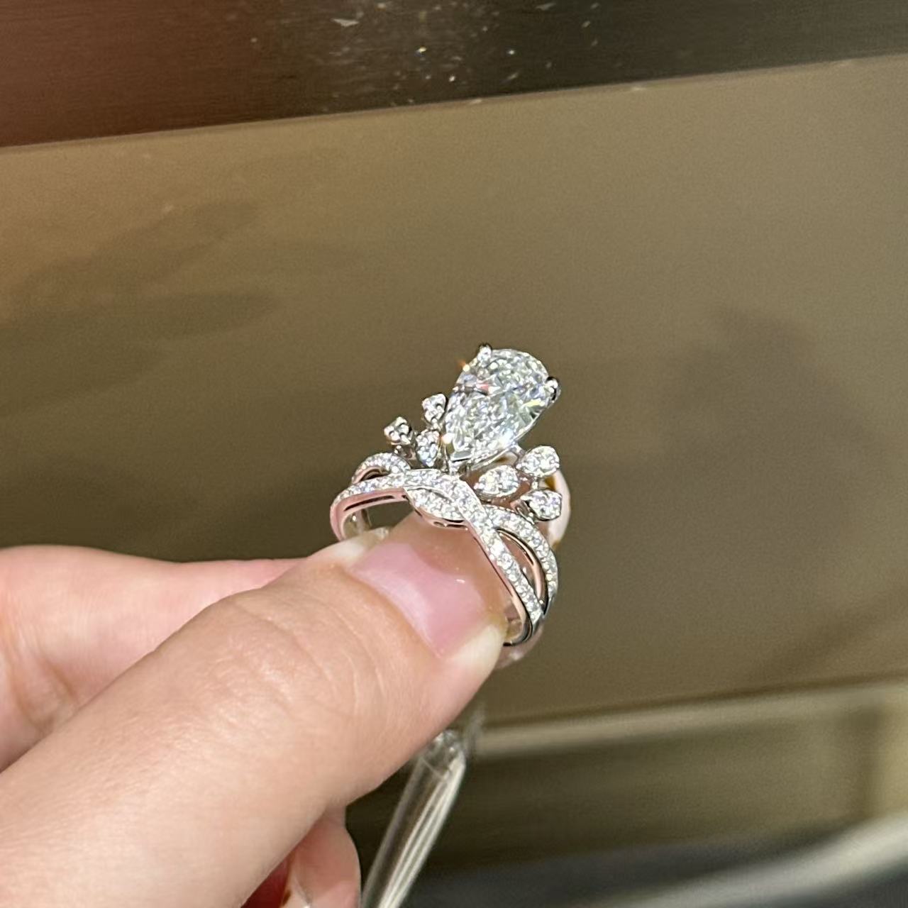 实验室培育钻石梨形水滴豪华皇冠PT950铂金钻戒轻奢设计款