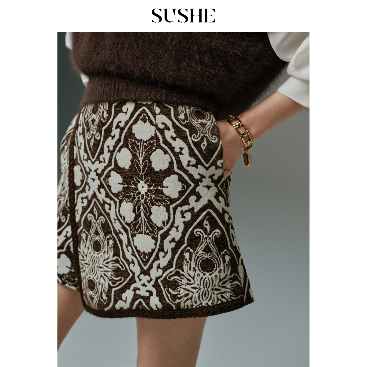 束皙SUSHE 绣霁 复古宫廷风 浮雕提花呢高腰不规则小A短款裙裤女