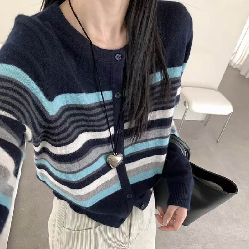 主播推荐「条纹公式」早秋穿搭条纹圆领单排扣长袖针织开衫-5278
