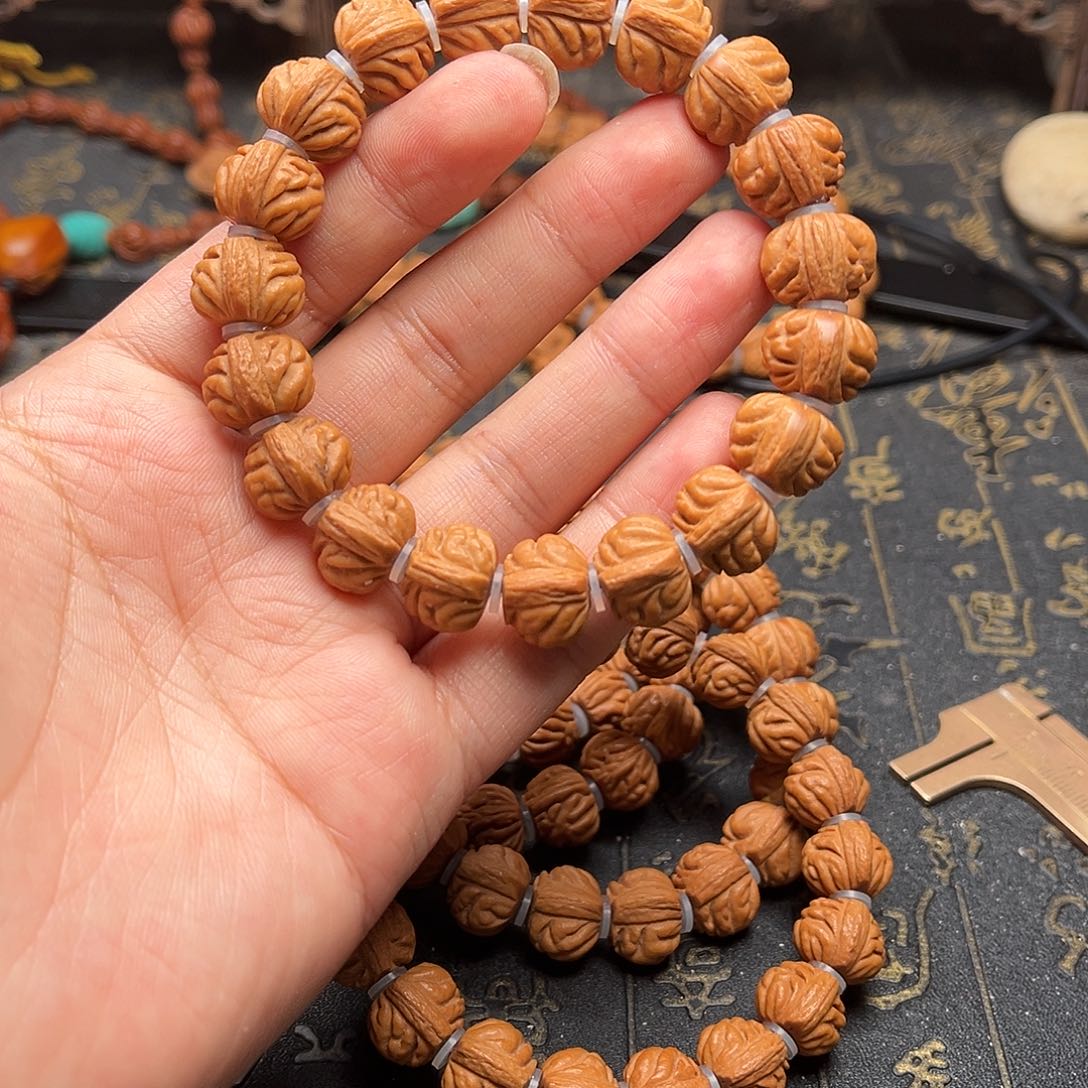 吊坠桃核赤金风雨手串