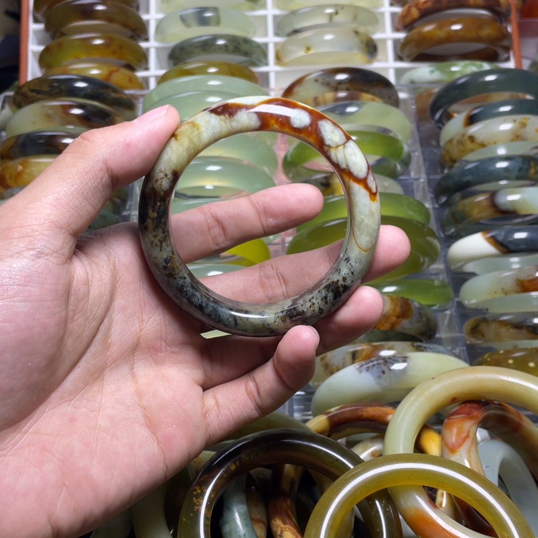 蛇纹石玉未镶嵌手镯