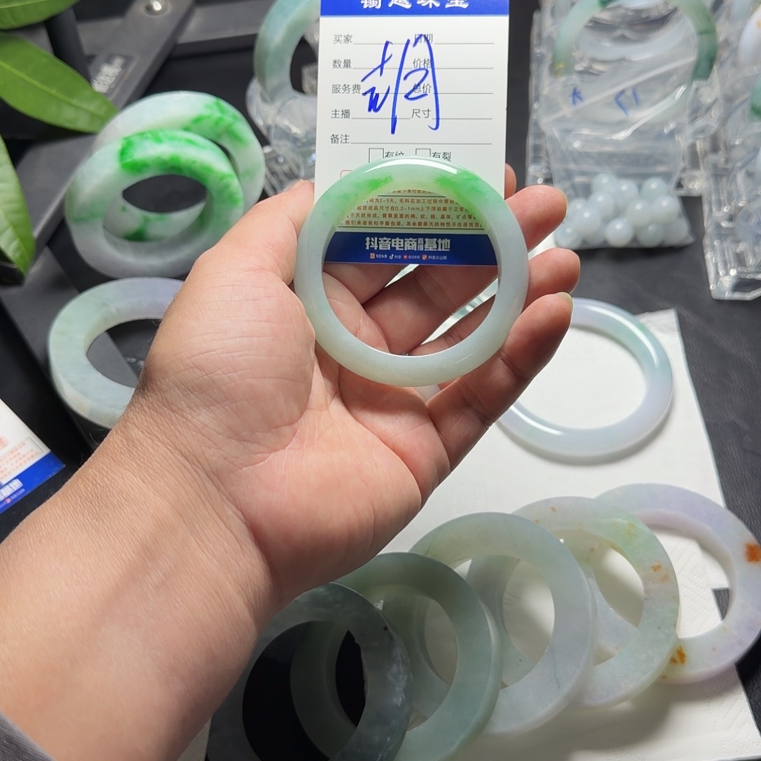 胡****定制翡翠未镶嵌翡翠手镯