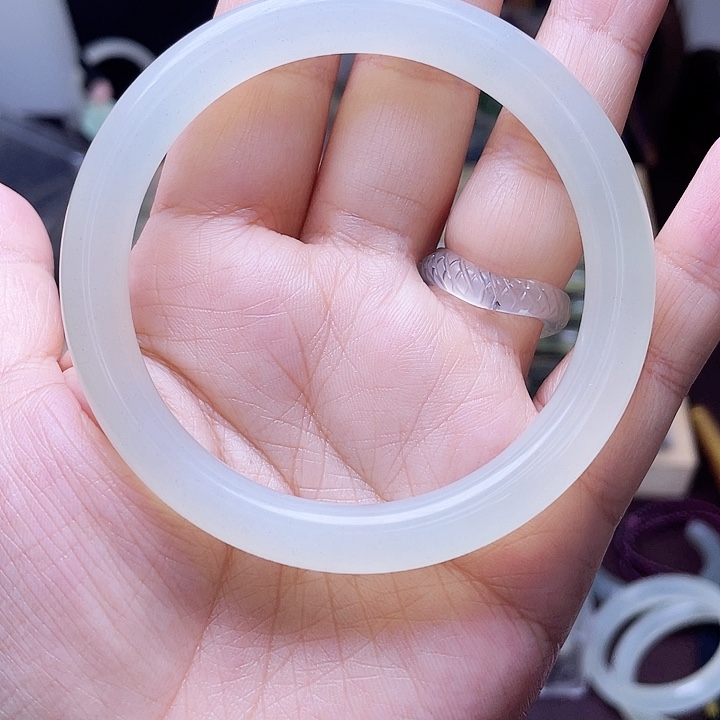 蛇纹石玉手镯未镶嵌