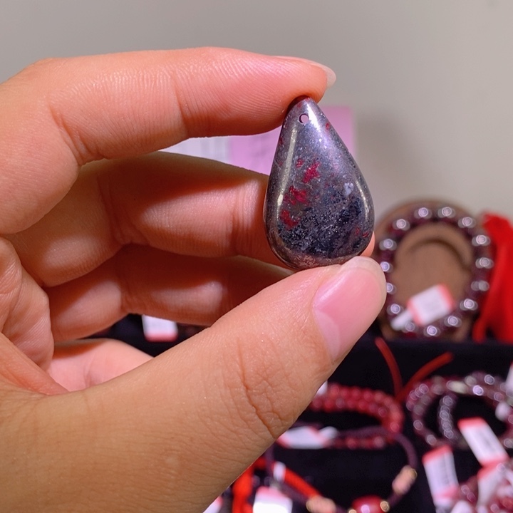 天然辰砂纯天然朱砂原石吊坠