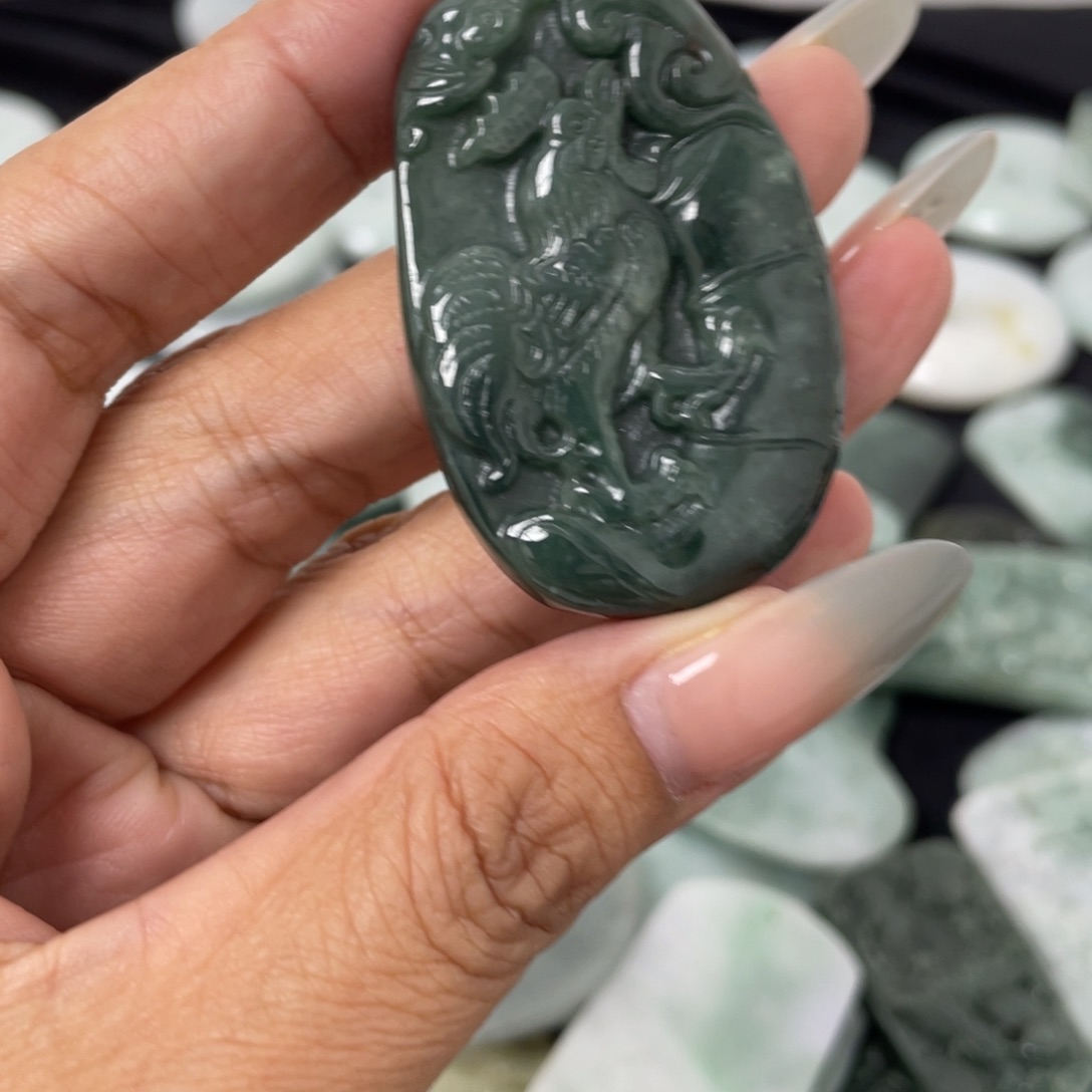 翡翠未镶嵌颈饰鸡牌