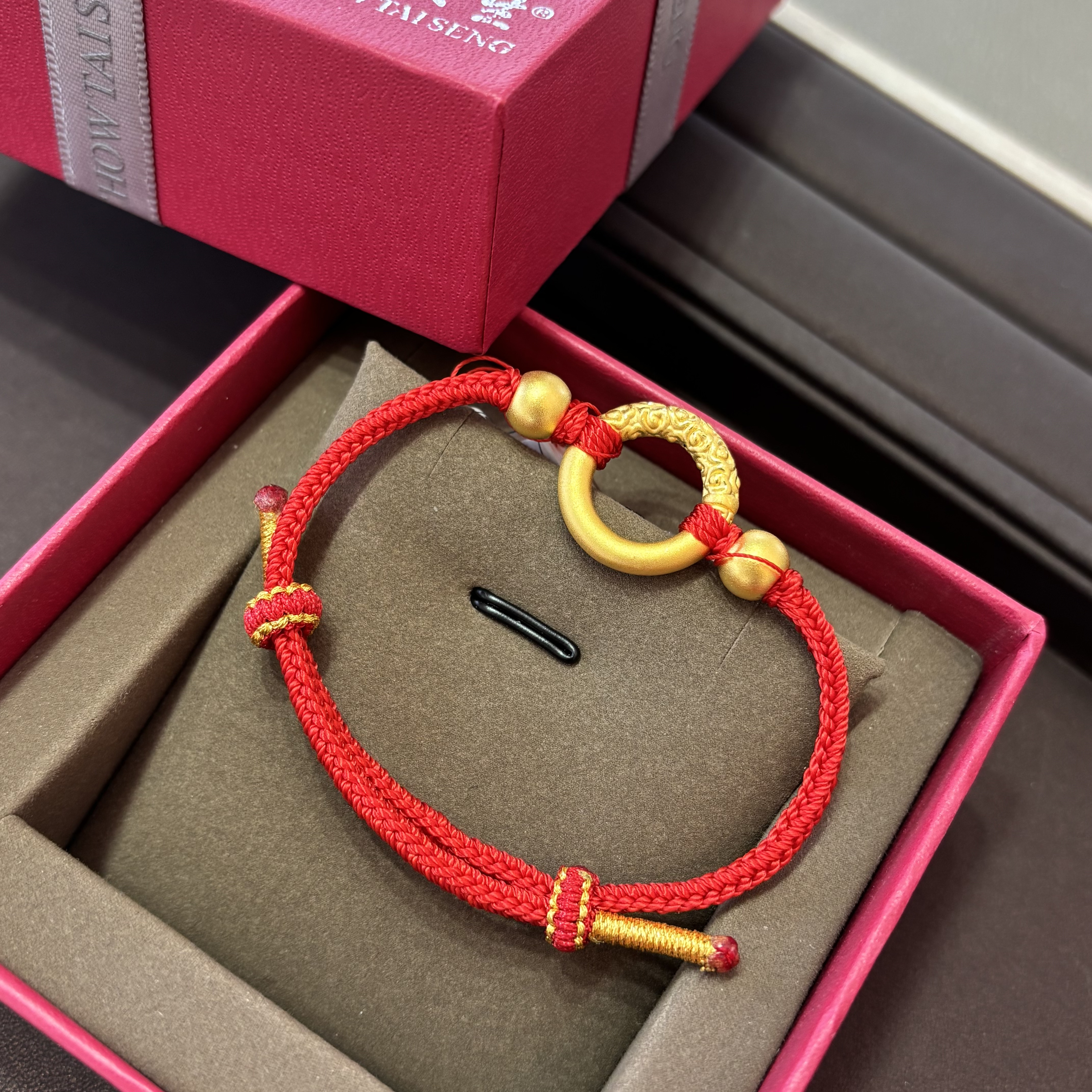 Chow Tai Seng/周大生平安扣黄金转运珠红绳手链同心圆金箍圈情侣