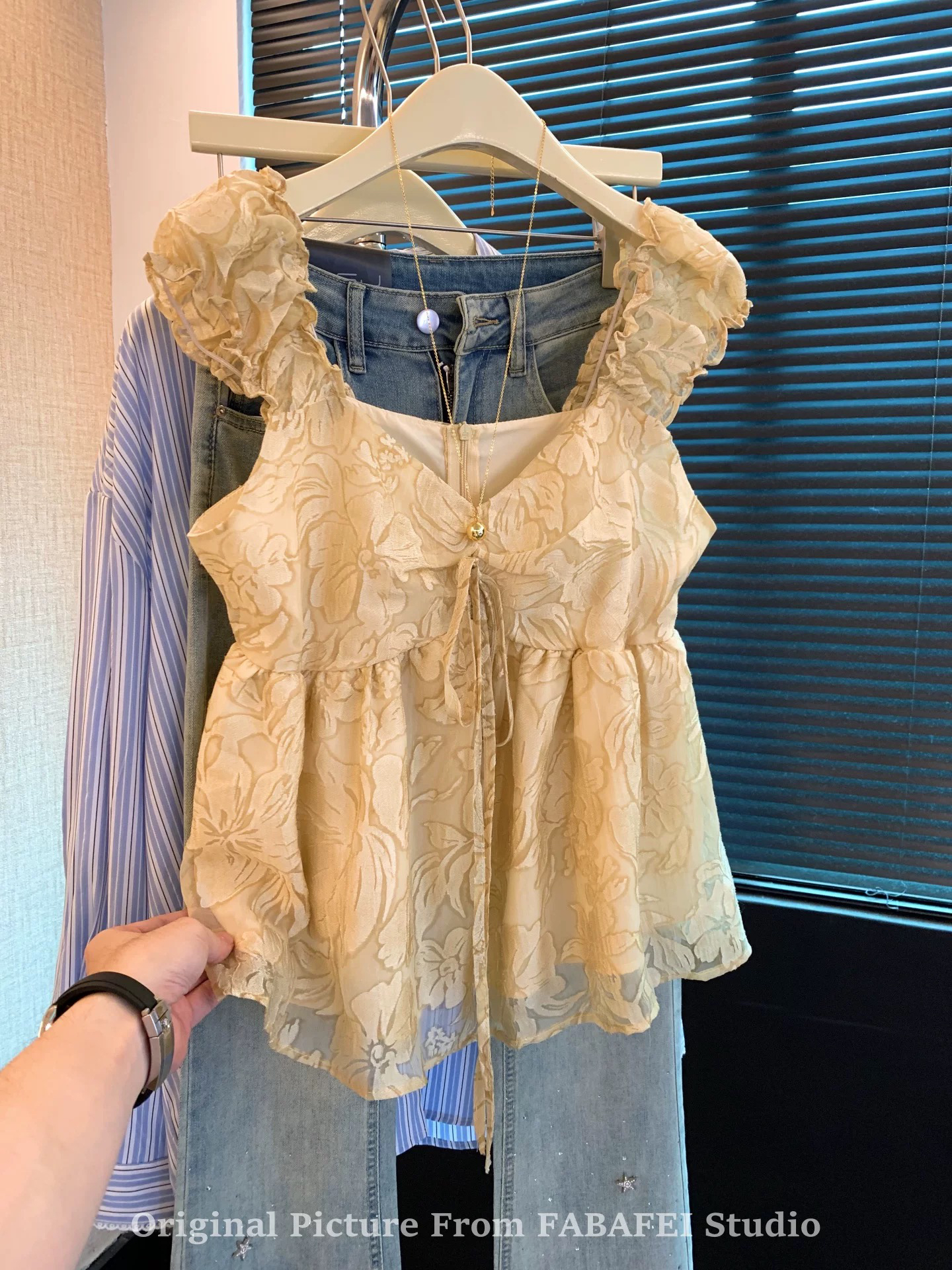 越野兔鎏金香槟色V领系带显瘦无袖蕾丝花苞吊带上衣