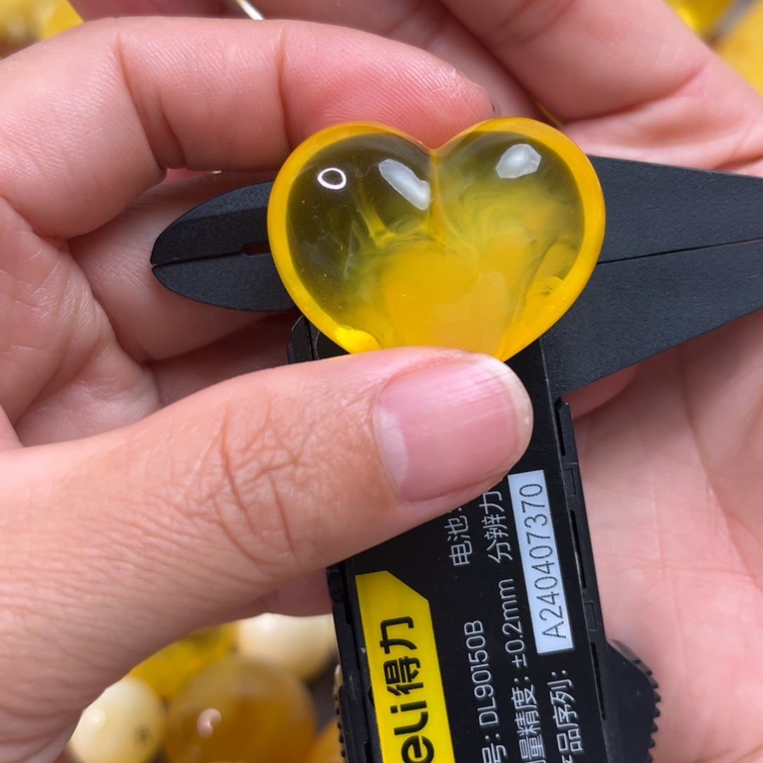 琥珀裸石未镶嵌荧光爱心