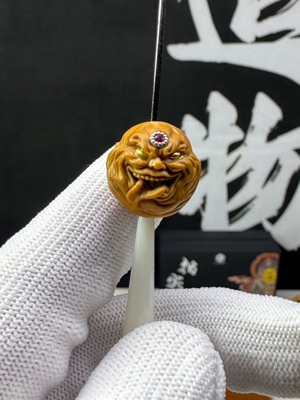 猴头雕刻舔僧镶嵌款（银管）