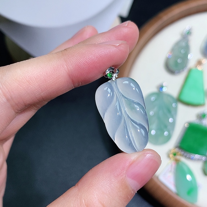 翡翠18K金镶嵌颈饰叶子