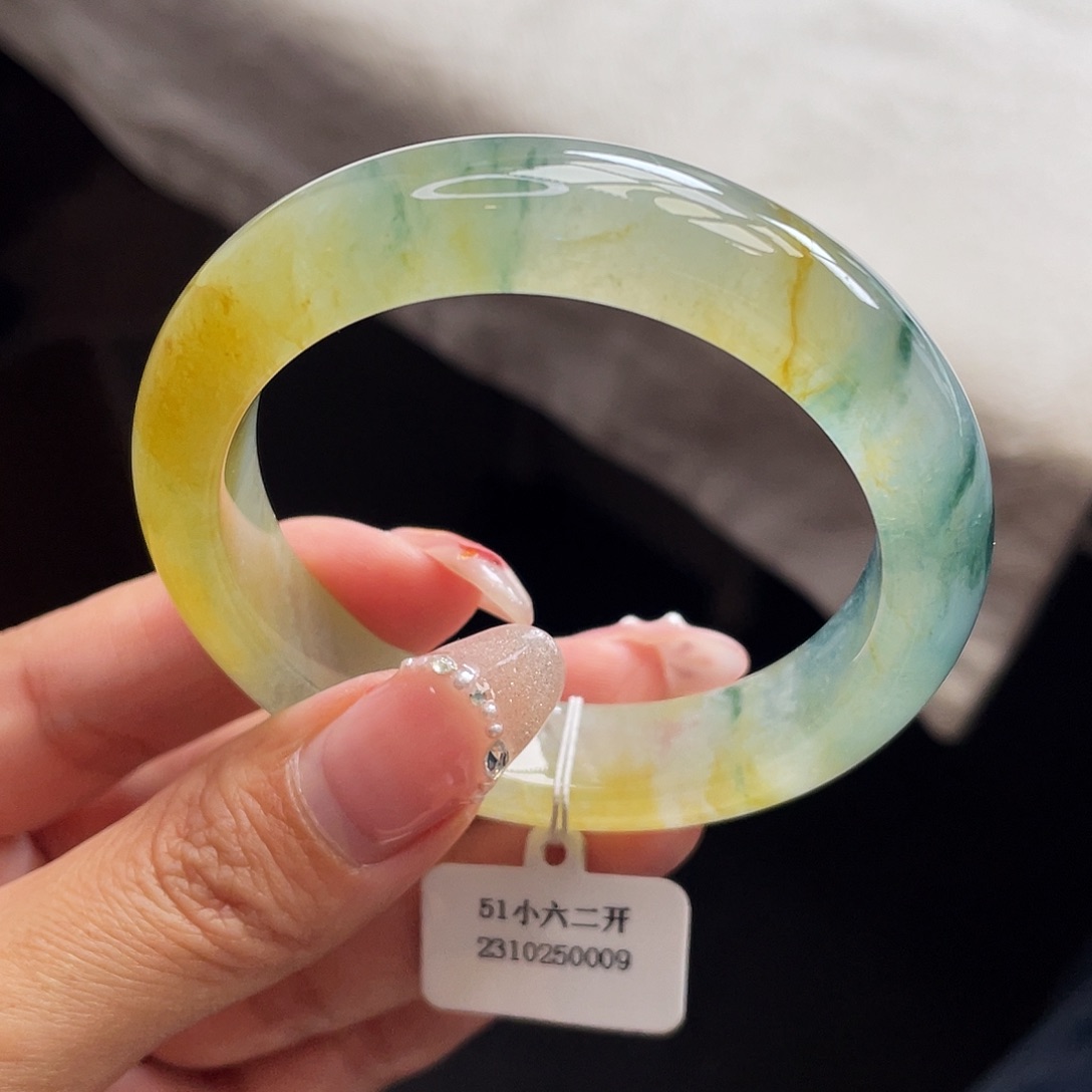 翡翠手镯未镶嵌51圈