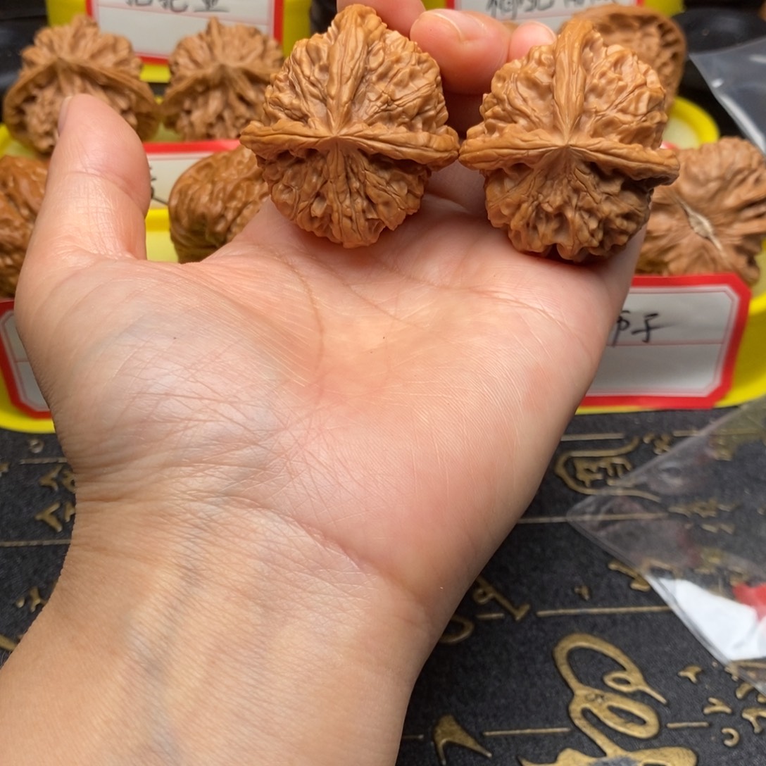 启***糕文玩核桃吊坠三棱