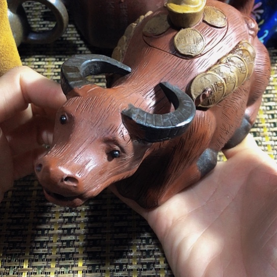 紫砂茶壶原矿泥料手工制作的紫砂壶。