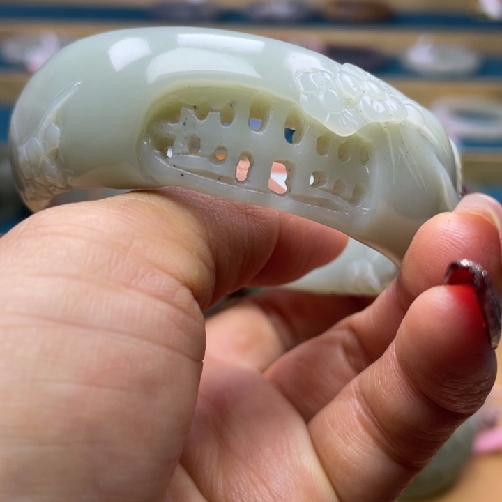 和田玉手镯56圈口。编号123未镶嵌