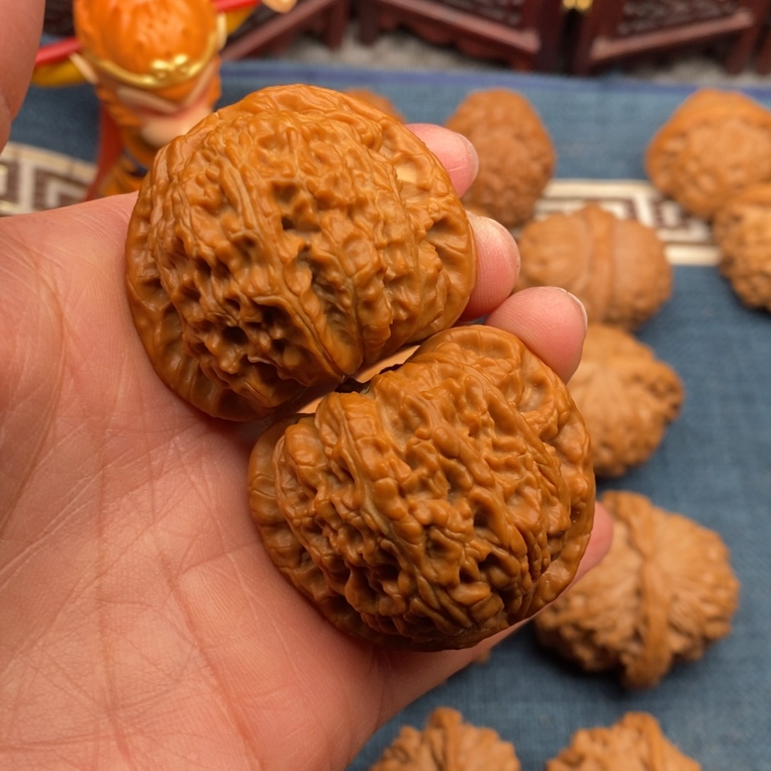 文玩核桃把件42全品白狮子红皮