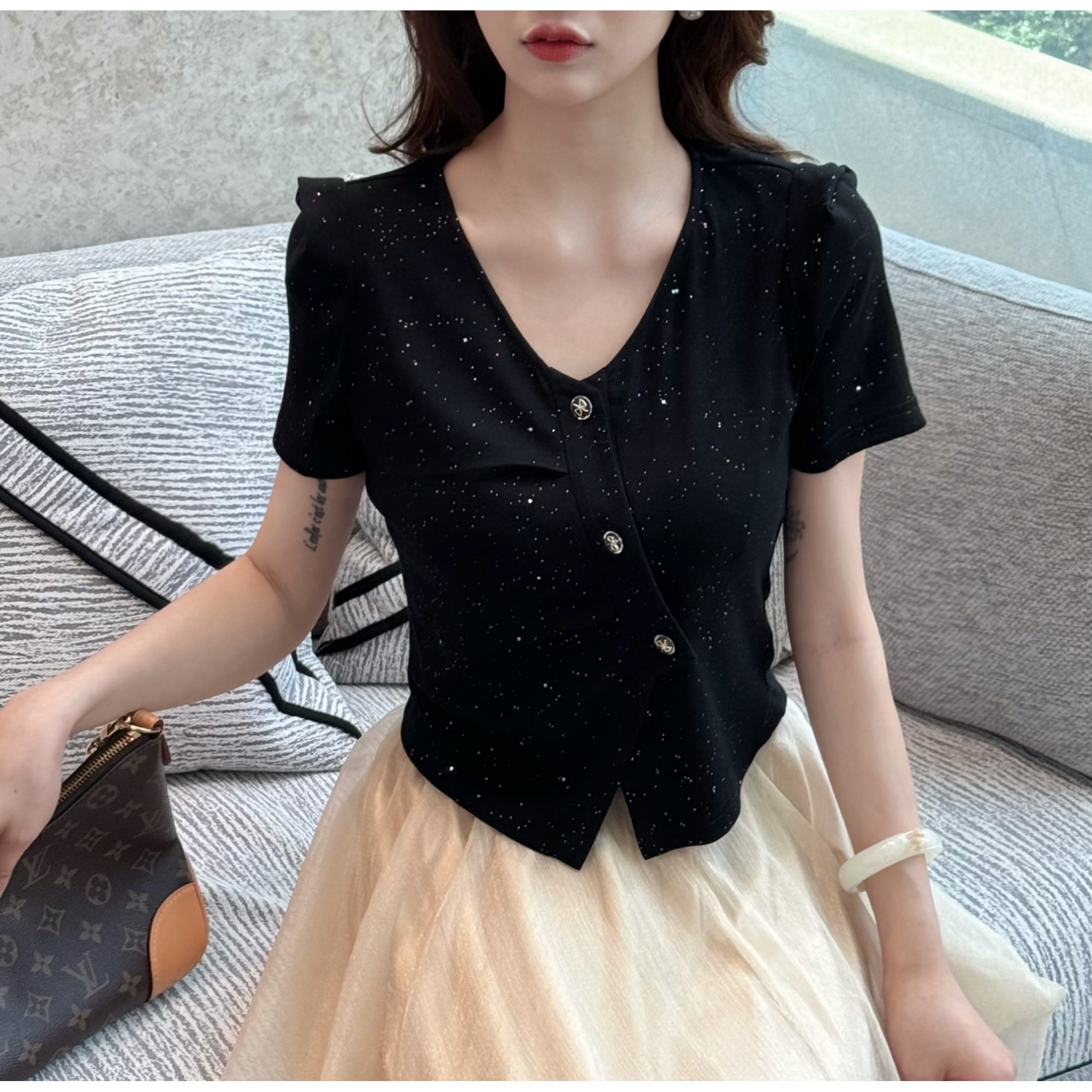 蔡小姐2025夏季透气法式V领亮片短袖衬衫别致气质显瘦设计感