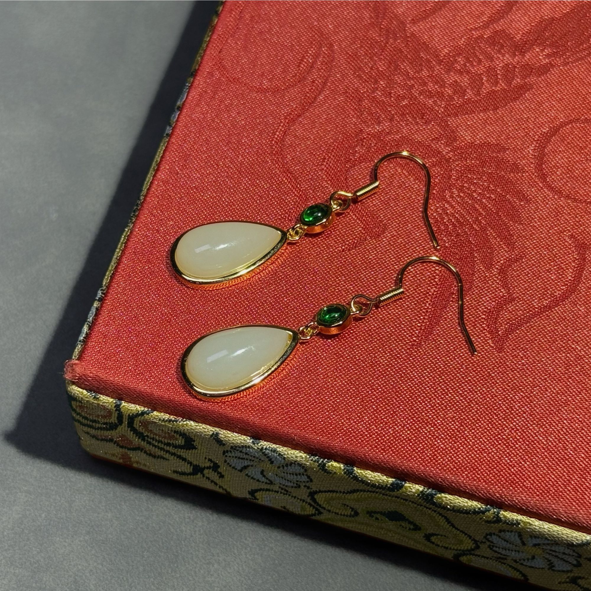 铜合金精工镶嵌和田白玉水滴耳坠 温柔典雅 新疆发货 