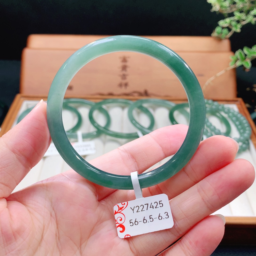 翡翠手镯（圆镯）未镶嵌