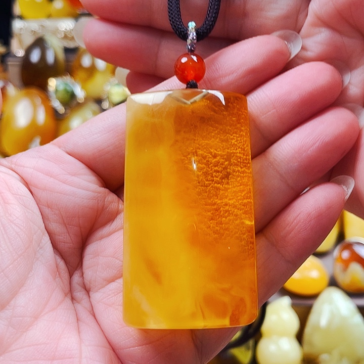 ****嫣未镶嵌颈饰琥珀吊坠