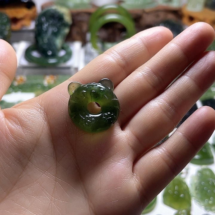 蛇纹石玉颈饰未镶嵌