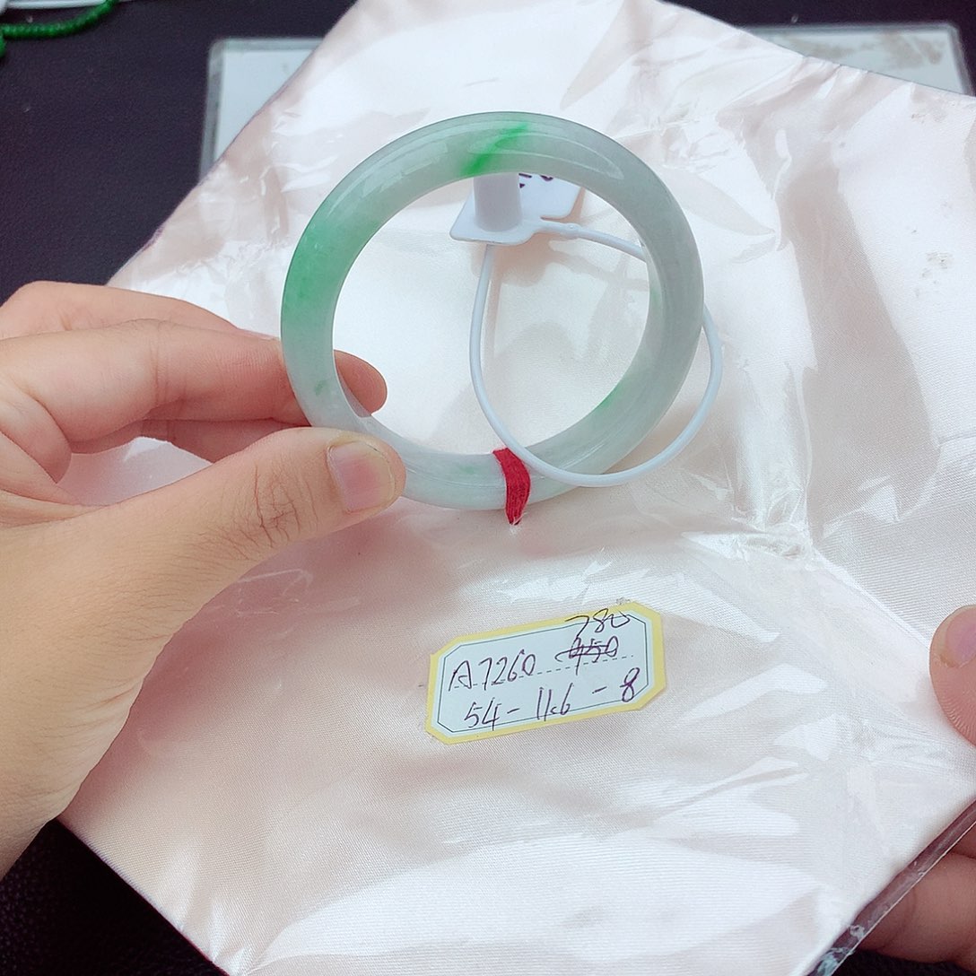 翡翠手镯未镶嵌翡翠