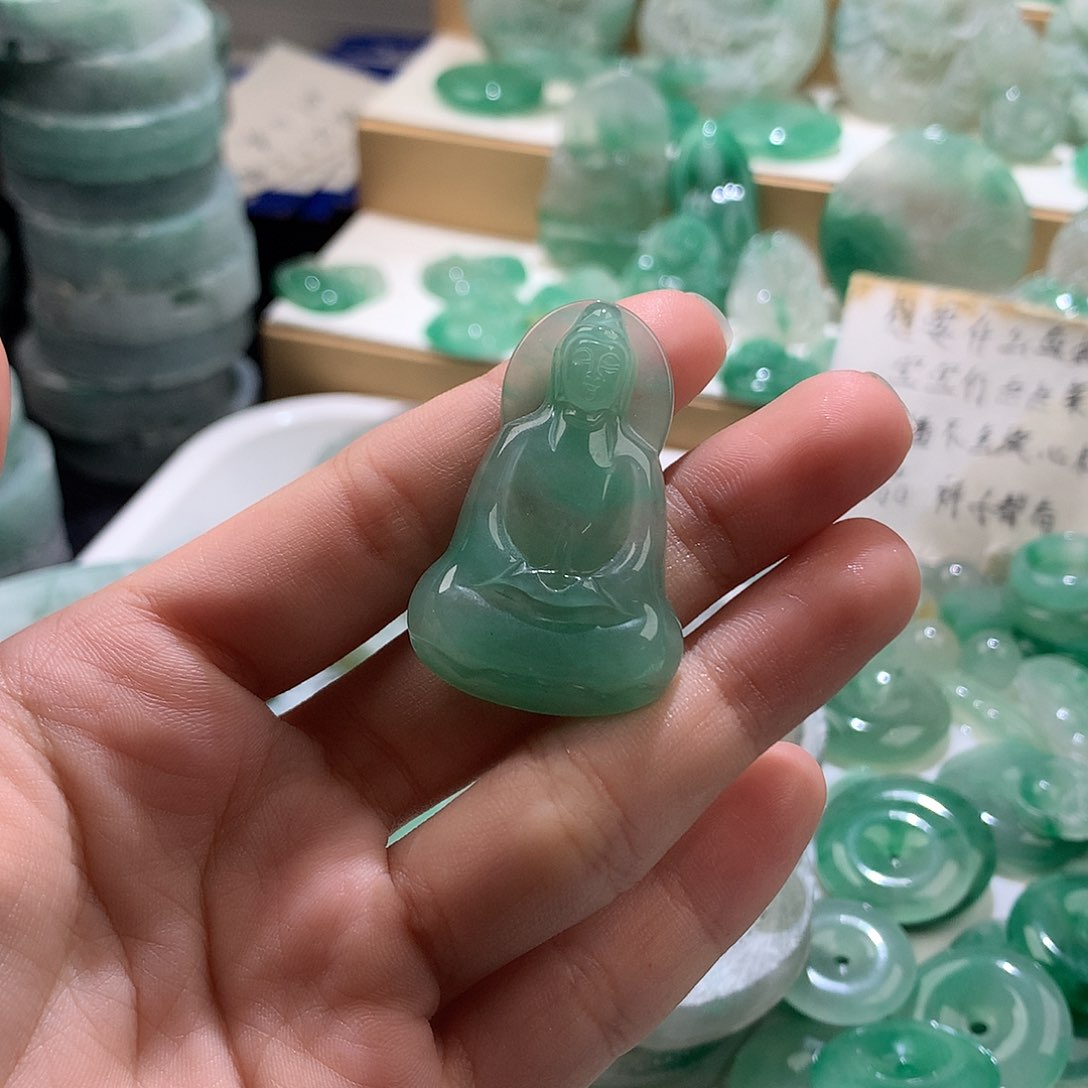 石英质玉未镶嵌珠宝半成品你****旁