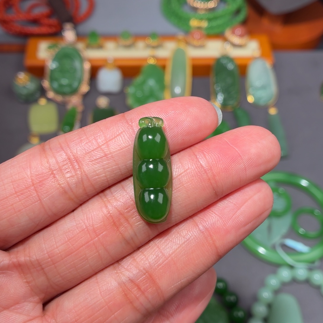 豆***豆和田玉未镶嵌颈饰