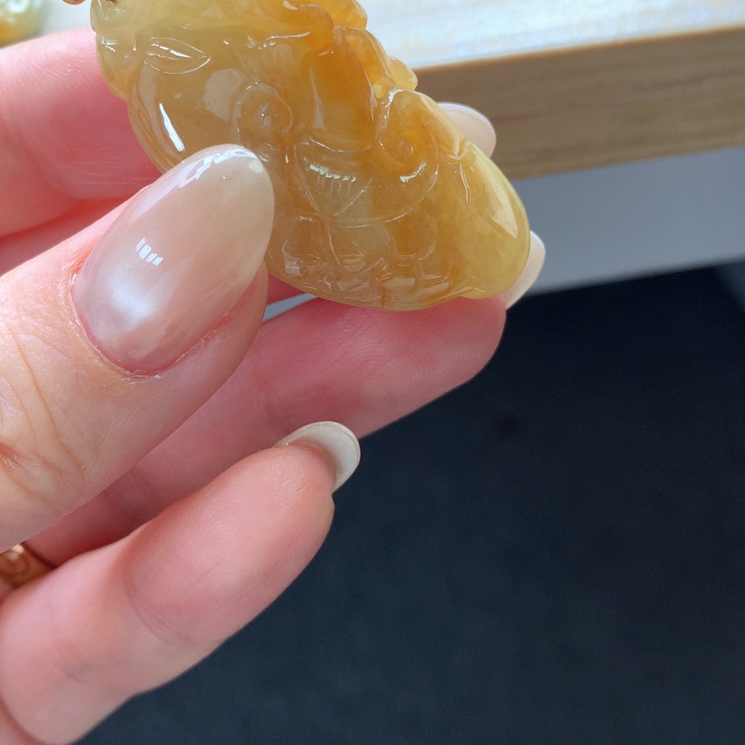 翡翠18K金镶嵌颈饰吊坠
