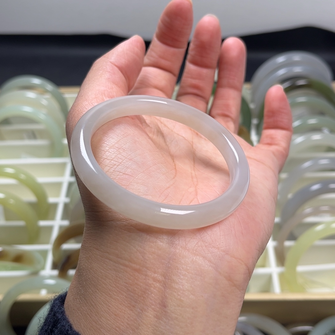 和田玉未镶嵌手镯53圈