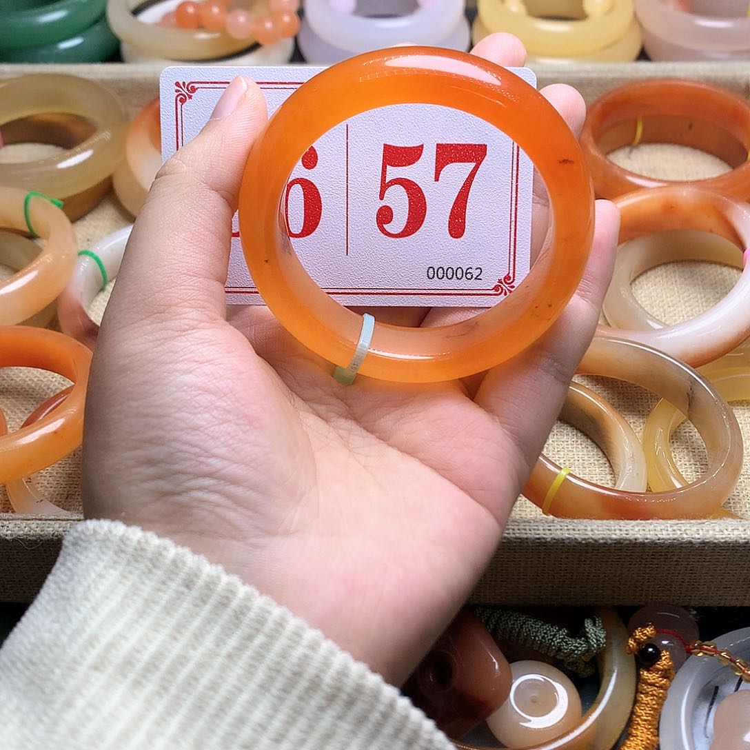 未镶嵌石英质玉（黄龙玉）手镯