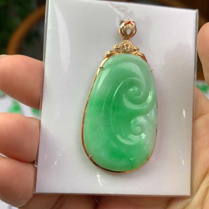 翡翠18K金镶嵌颈饰翡翠吊坠