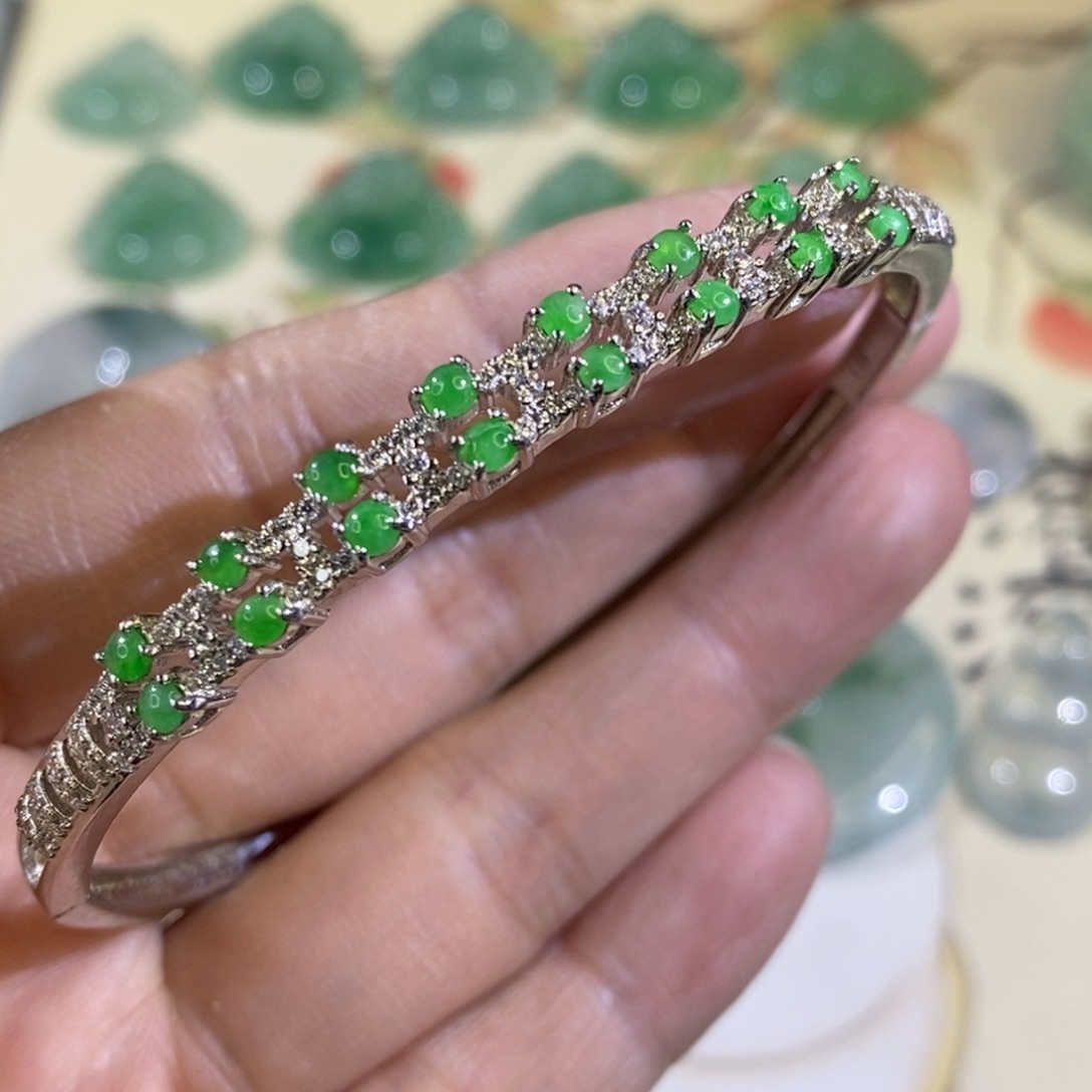 翡翠手镯未镶嵌翡翠手镯