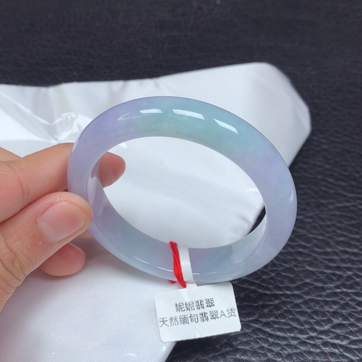 翡翠手镯未镶嵌。