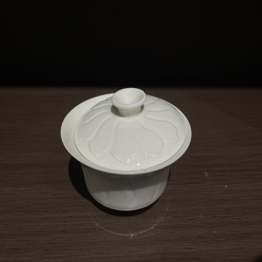 定窑白釉印花马蹄盖碗