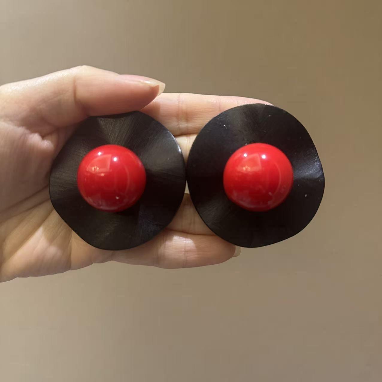 铜合金合成锆石耳饰 经典气质黑红款