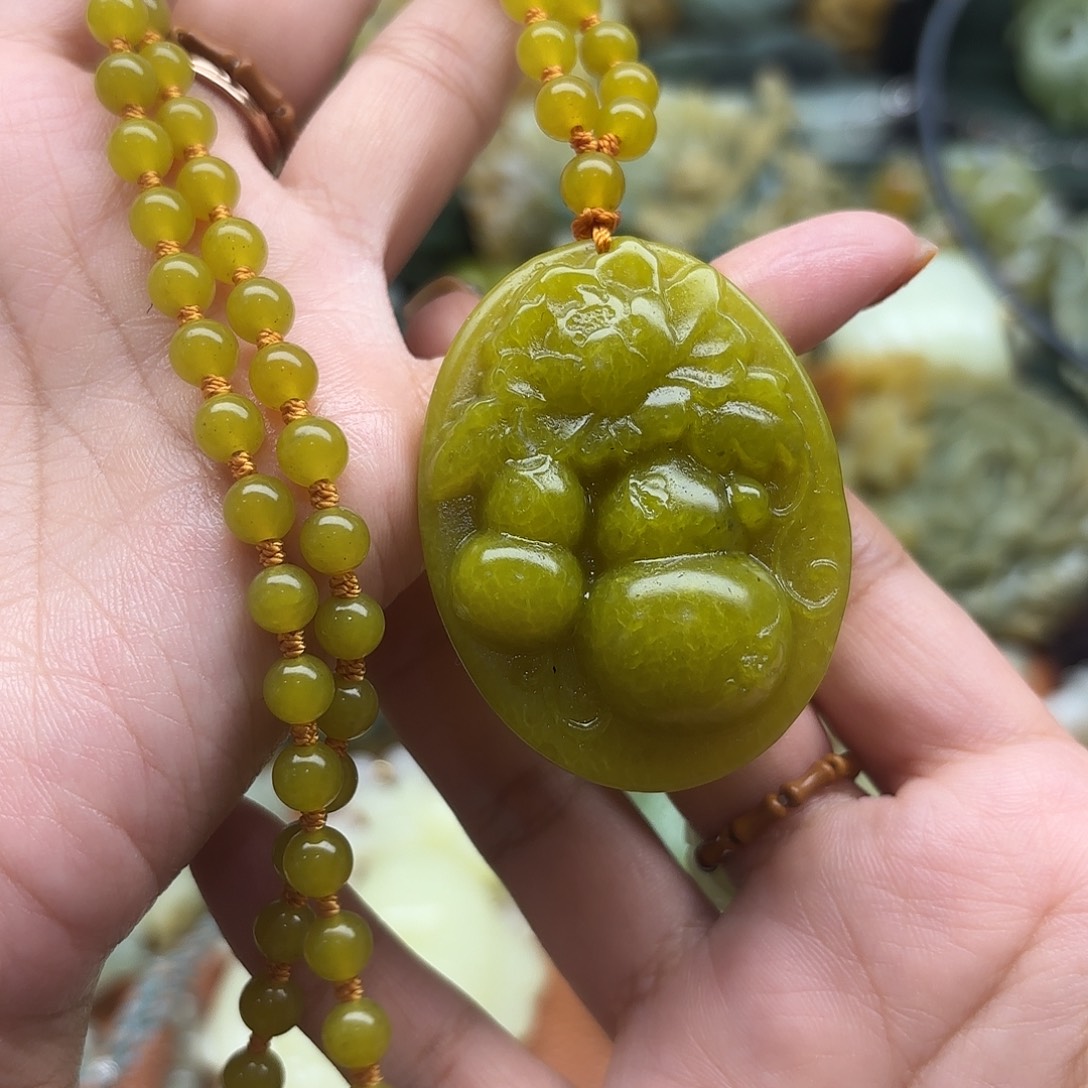 蛇纹石玉未镶嵌吊坠