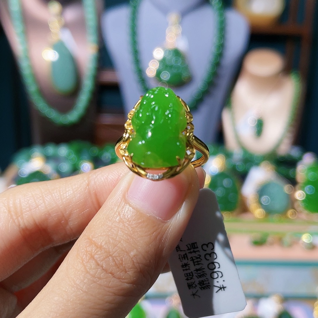 和田玉（碧玉）戒指18K金镶嵌