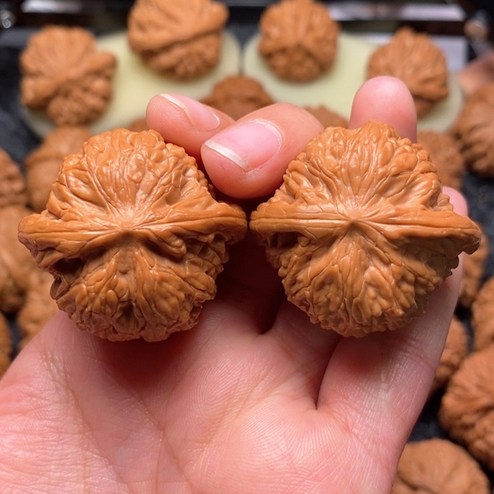 文玩核桃把件野生红皮正磨38