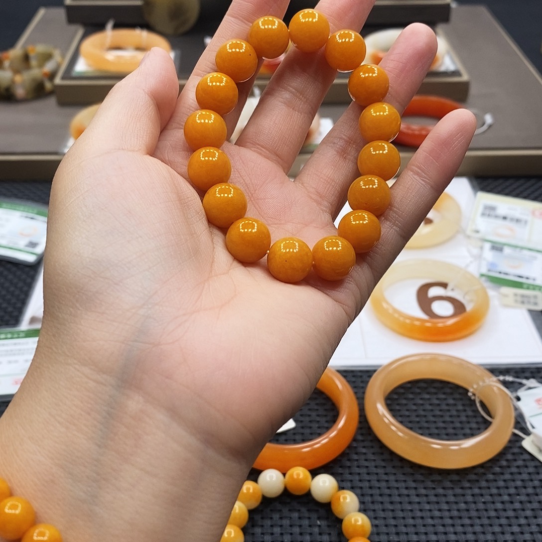 朱***帅石英质玉（黄龙玉）未镶嵌手镯